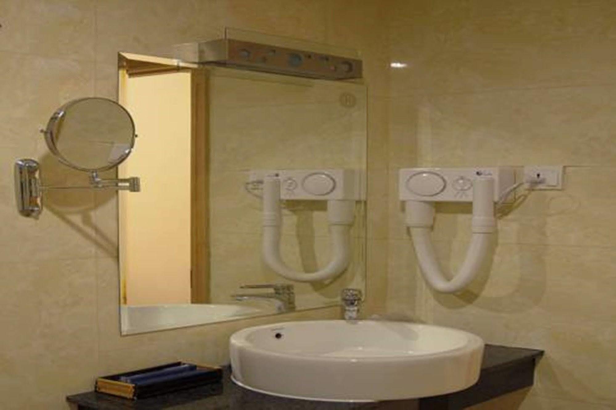 Gia Huy Hotel Ho Chi Minh-stad Buitenkant foto